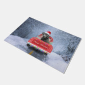 Schwarzer Labrador Hund im Schnee sitzen zu Weihna Fußmatte (Schrägansicht)