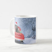 Schwarzer Labrador Hund im Schnee sitzen zu Weihna Kaffeetasse (Vorderseite Links)