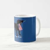 Schwarzer Labrador-Hund mit amerikanischer Flagge Kaffeetasse (VorderseiteRechts)