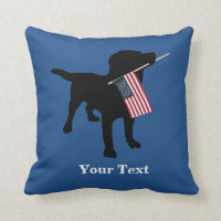 Schwarzer Labrador-Hund mit amerikanischer Flagge