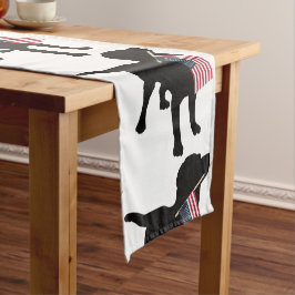 Schwarzer Labrador-Hund mit amerikanischer Flagge Kurzer Tischläufer