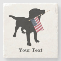 Schwarzer Labrador-Hund mit amerikanischer Flagge