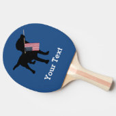Schwarzer Labrador-Hund mit amerikanischer Flagge Tischtennis Schläger (Seitenansicht)