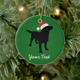 Schwarzer Labrador-Hund mit Keramikornament