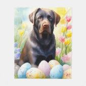 Schwarzer Labrador Hund mit Ostereiern Urlaub Fleecedecke (Vorderseite)