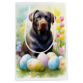 Schwarzer Labrador Hund mit Ostereiern Urlaub Mittlere Geschenktüte (Vorderseite)