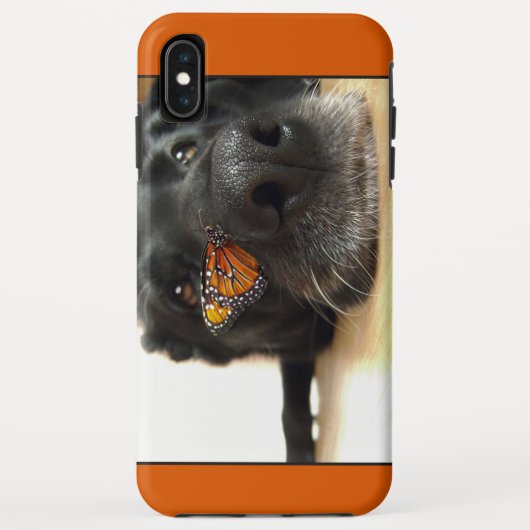 Schwarzer Labrador-Hund mit Schmetterling Case-Mate iPhone Hülle (Rückseite)