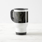 Schwarzer Labrador-Hund Reisebecher (Vorderseite Links)