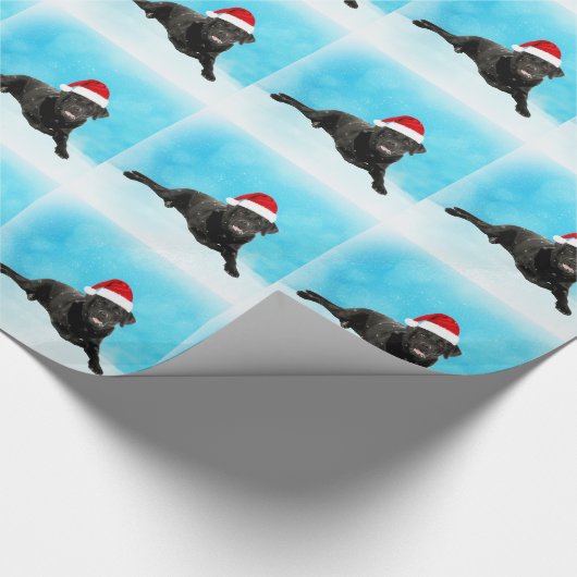 Schwarzer Labrador Hund sitzend im Schnee Weihnach Geschenkpapier (Ecke)