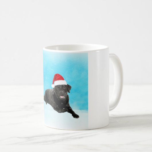 Schwarzer Labrador Hund sitzend im Schnee Weihnach Kaffeetasse (VorderseiteRechts)