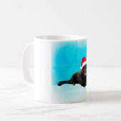 Schwarzer Labrador Hund sitzend im Schnee Weihnach Kaffeetasse (Vorderseite Links)