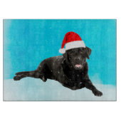 Schwarzer Labrador Hund sitzend im Schnee Weihnach Schneidebrett (Vorderseite)