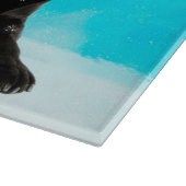 Schwarzer Labrador Hund sitzend im Schnee Weihnach Schneidebrett (Ecke)