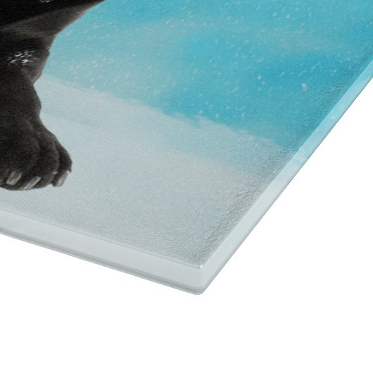 Schwarzer Labrador Hund sitzend im Schnee Weihnach Schneidebrett (Ecke)