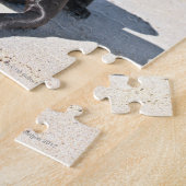 Schwarzer Labrador Hund sitzt am Strand Puzzle (Seite)