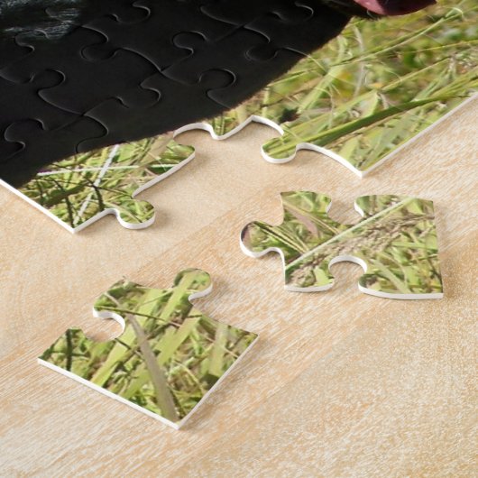 Schwarzer Labrador im Feld-Puzzlespiel Puzzle (Seite)