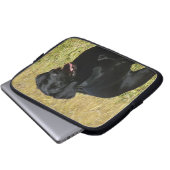 Schwarzer Labrador in der Feld-Laptop-Hülse Laptopschutzhülle (Vorne Knopf)
