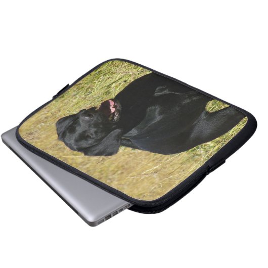 Schwarzer Labrador in der Feld-Laptop-Hülse Laptopschutzhülle (Vorne Knopf)