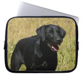 Schwarzer Labrador in der Feld-Laptop-Hülse Laptopschutzhülle (Vorderseite)
