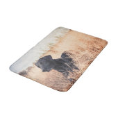 Schwarzer Labrador in trockenem Gras Badematte (Schrägansicht)