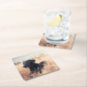 Schwarzer Labrador in trockenem Gras Rechteckiger Pappuntersetzer (Vor Ort)