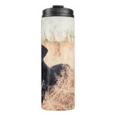 Schwarzer Labrador in trockenem Gras Thermosbecher (Vorderseite)