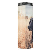 Schwarzer Labrador in trockenem Gras Thermosbecher (Rückseite)