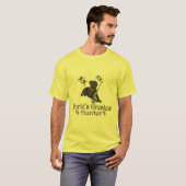 Schwarzer Labrador jagt die Shirts der Männer (Vorne ganz)