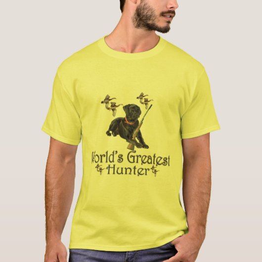 Schwarzer Labrador jagt die Shirts der Männer (Vorderseite)