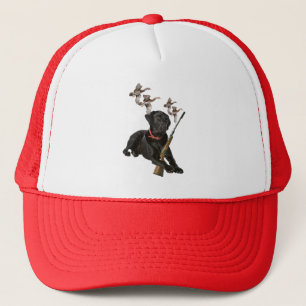 Schwarzer Labrador jagt Hut Truckerkappe