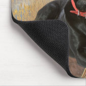 Schwarzer Labrador jagt Mousepad (Ecke)