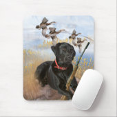 Schwarzer Labrador jagt Mousepad (Mit Mouse)