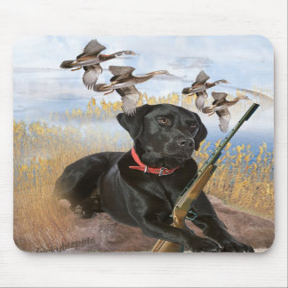 Schwarzer Labrador jagt Mousepad