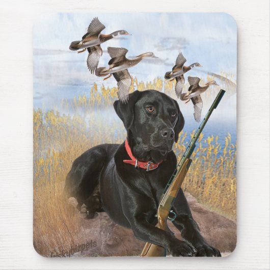 Schwarzer Labrador jagt Mousepad (Vorne)