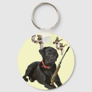 Schwarzer Labrador jagt Schlüsselanhänger