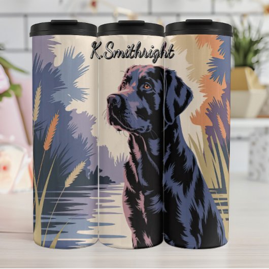 Schwarzer Labrador Retriever am Wasser Thermosbecher