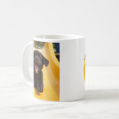 Schwarzer Labrador Retriever glücklicher Welpe auf Kaffeetasse (Vorderseite Links)