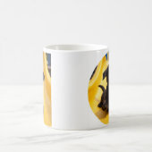 Schwarzer Labrador Retriever glücklicher Welpe auf Kaffeetasse (Mittel)