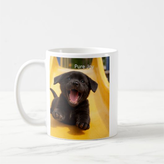 Schwarzer Labrador Retriever glücklicher Welpe auf Kaffeetasse (Links)
