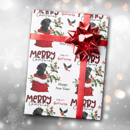 Schwarzer Labrador Retriever Hund in Weihnachtsges Geschenkpapier