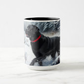 Schwarzer Labrador Retriever Hund in Winter Coffee Tasse (Zentrum)