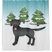 Schwarzer Labrador-Retriever im Winterwald Duschvorhang (Vorderseite)
