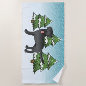 Schwarzer Labrador-Retriever im Winterwald Strandtuch (Vorderseite)