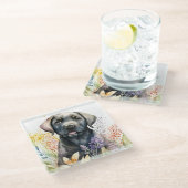 Schwarzer Labrador-Retriever und Blume Glasuntersetzer (Schrägansicht)