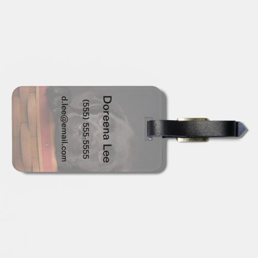 Schwarzer Labrador-Retriever-Welpe in einem Korb Gepäckanhänger (Rückseite horizontal)