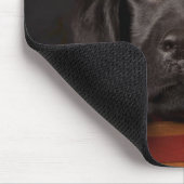 Schwarzer labrador retriever-Welpe in einem Korb Mousepad (Ecke)