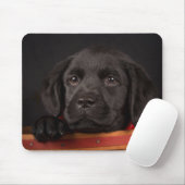 Schwarzer labrador retriever-Welpe in einem Korb Mousepad (Mit Mouse)