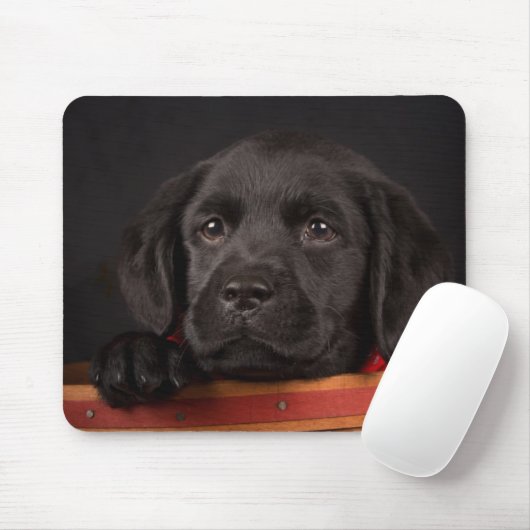Schwarzer labrador retriever-Welpe in einem Korb Mousepad (Mit Mouse)
