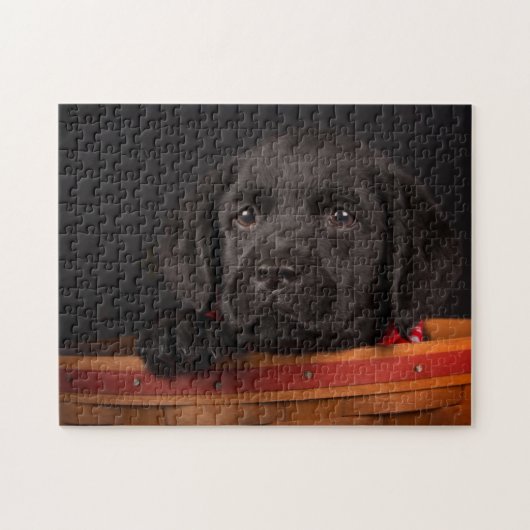 Schwarzer labrador retriever-Welpe in einem Korb Puzzle (Horizontal)