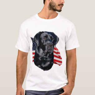 Schwarzer Labrador-Retrieverkopf mit Flaggen-T - T-Shirt
